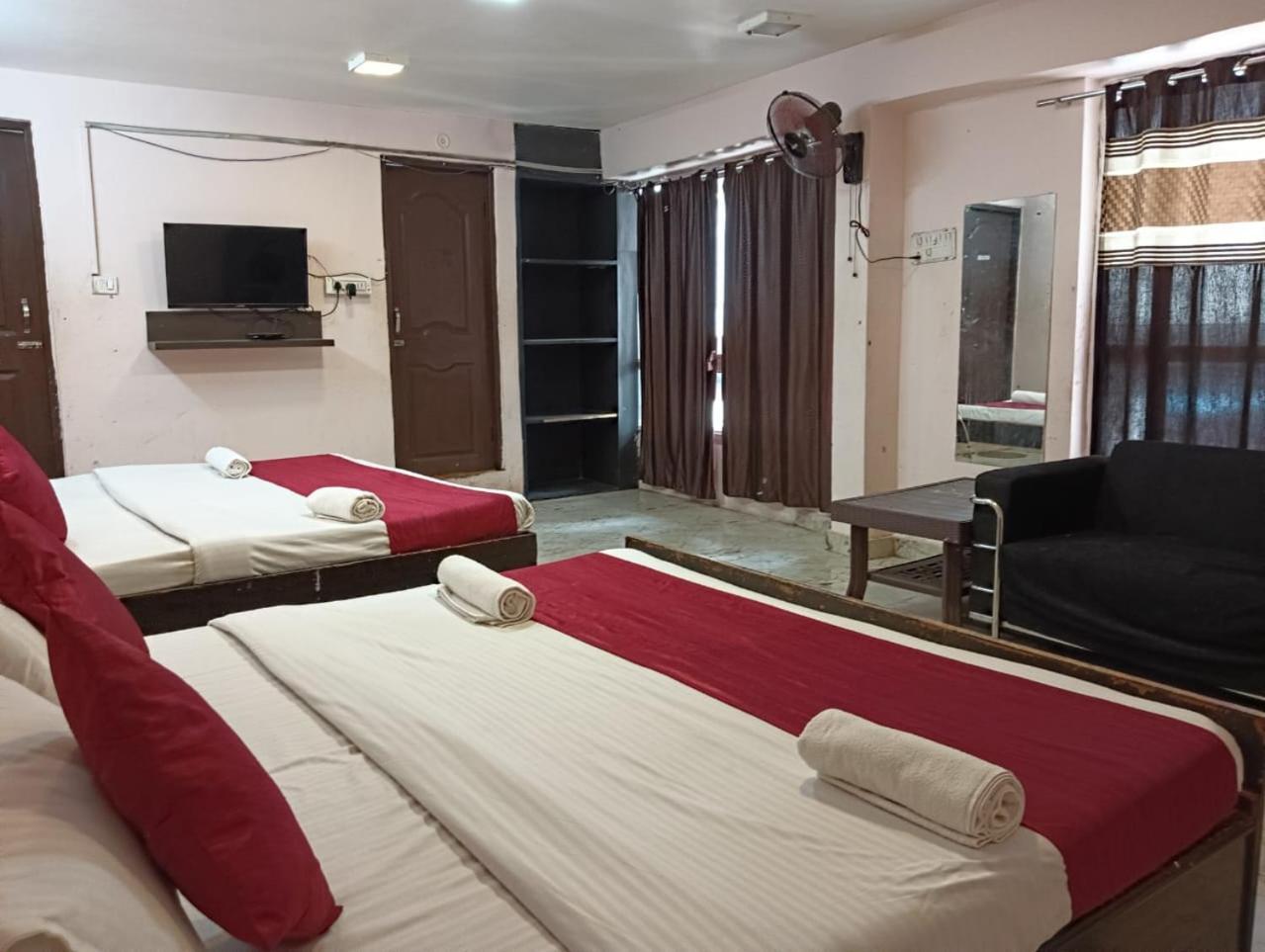 ורנאסי Shree Krishna Hotel Inn מראה חיצוני תמונה
