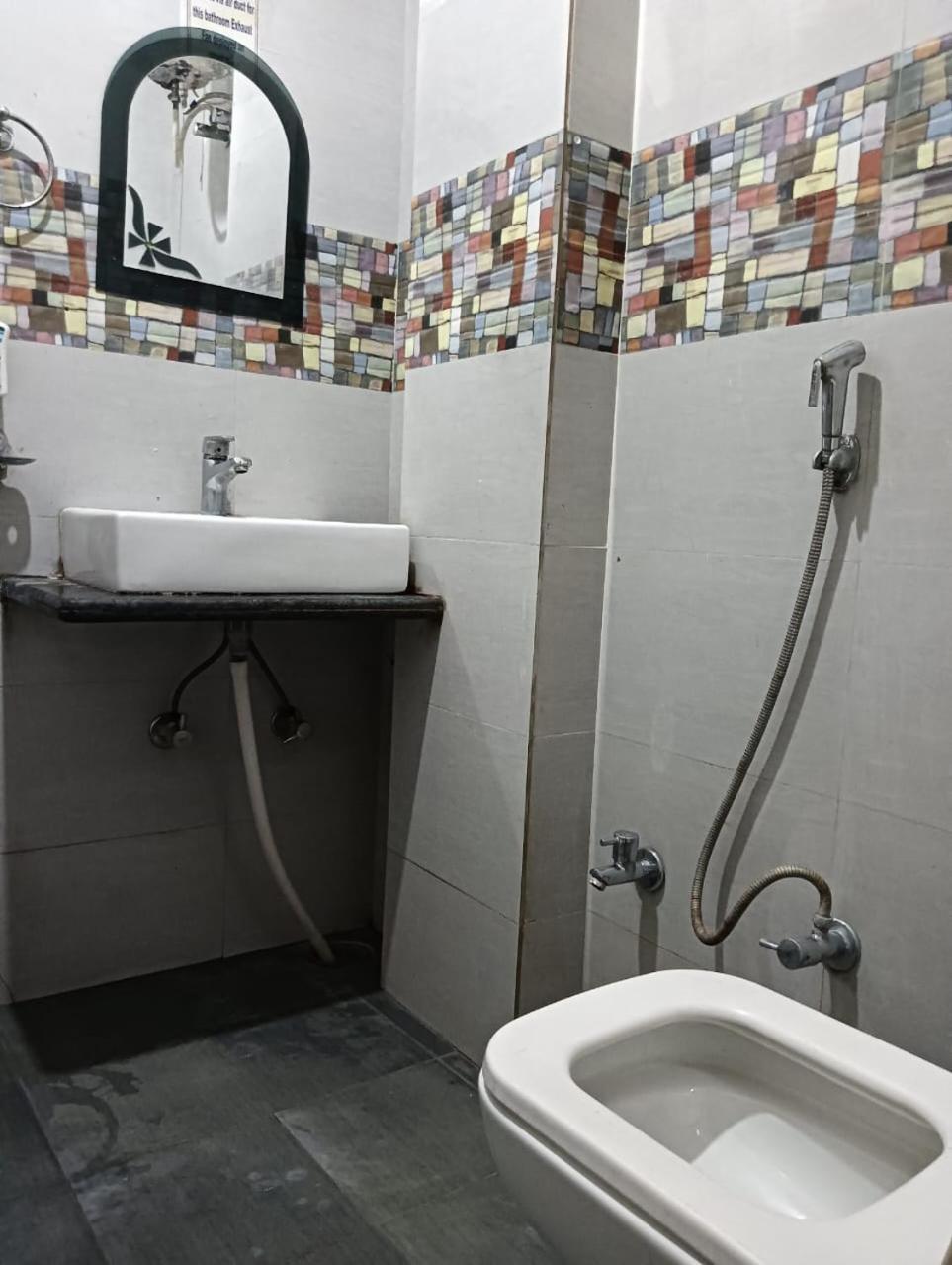 ורנאסי Shree Krishna Hotel Inn מראה חיצוני תמונה